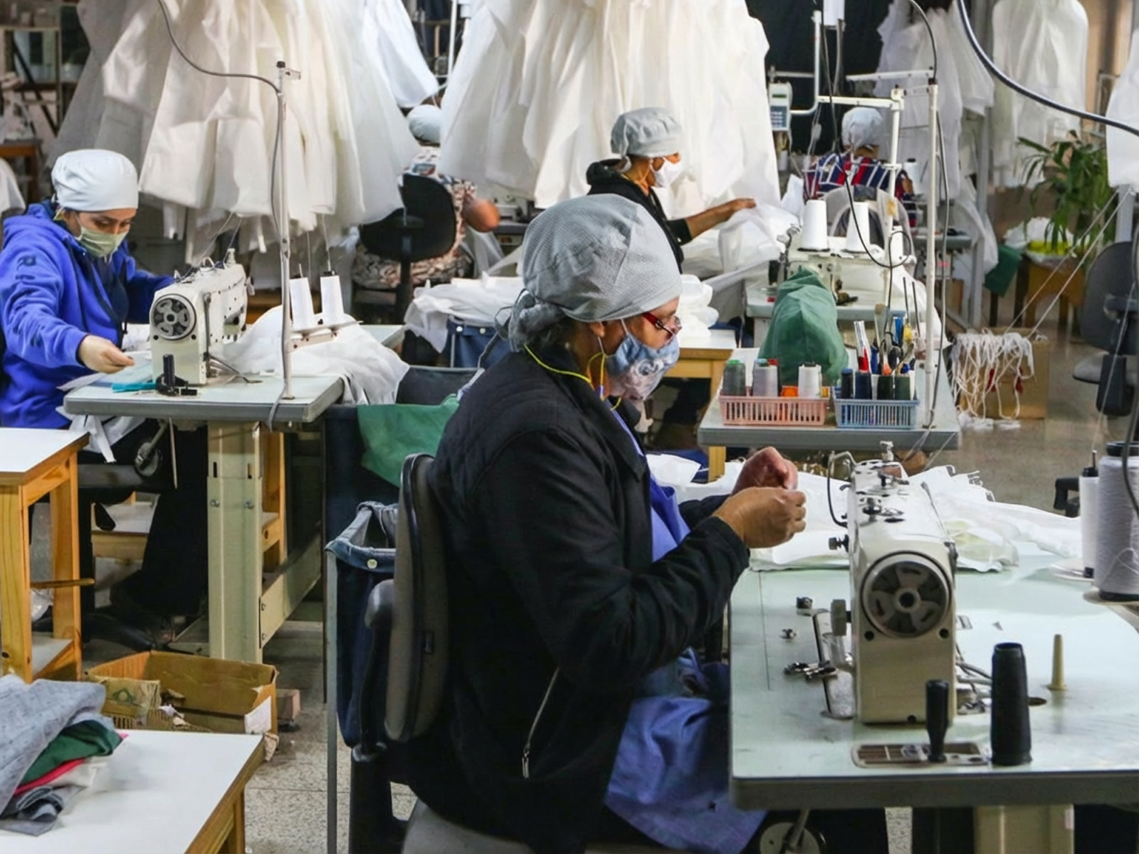Costureiras em produção na fábrica
